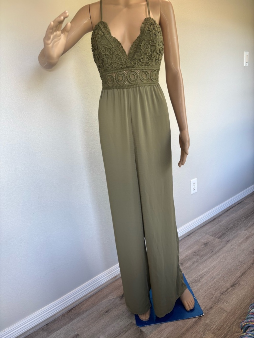 Blashe Olive Crochet Bodice Wide-Leg Jumpsuit Open Back V Neck Like New - Picture 4 of 16